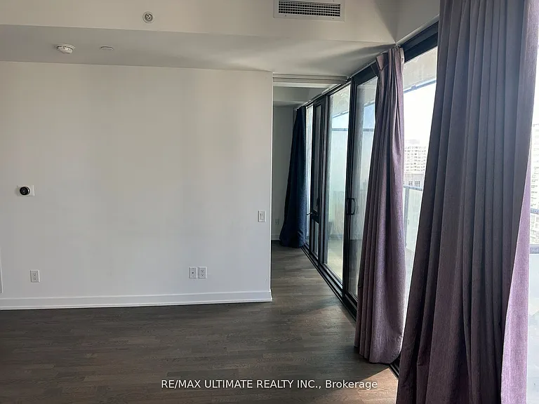 185 Roehampton Ave #1902 — Photo 8