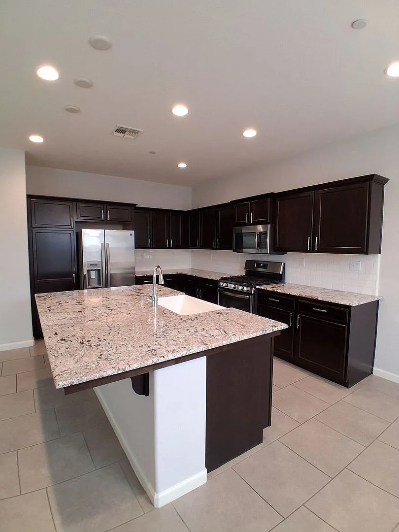 Beautiful 3-bedroom & 2-bath house Home In Clovis! — Photo 4