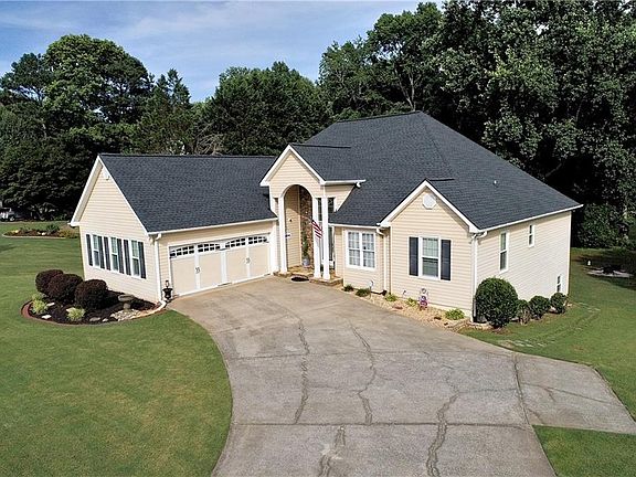 4th image of 4010 Churchill Downs Dr