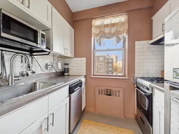 3725 Henry Hudson Parkway West image 4 of 6