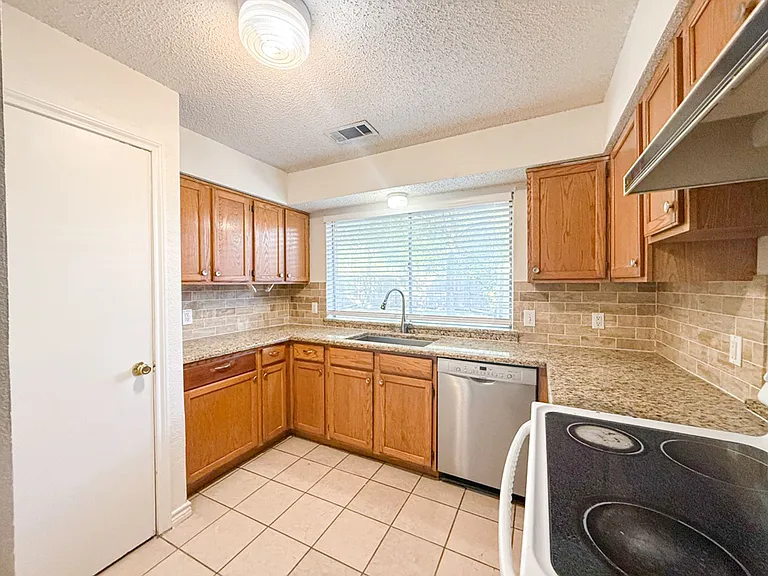 612-614 Towne House Ln — Photo 9