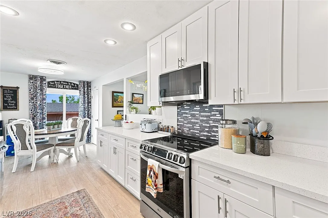 3 bed, 1.5 bath, 1198 sqft, $2,195 — Photo 2