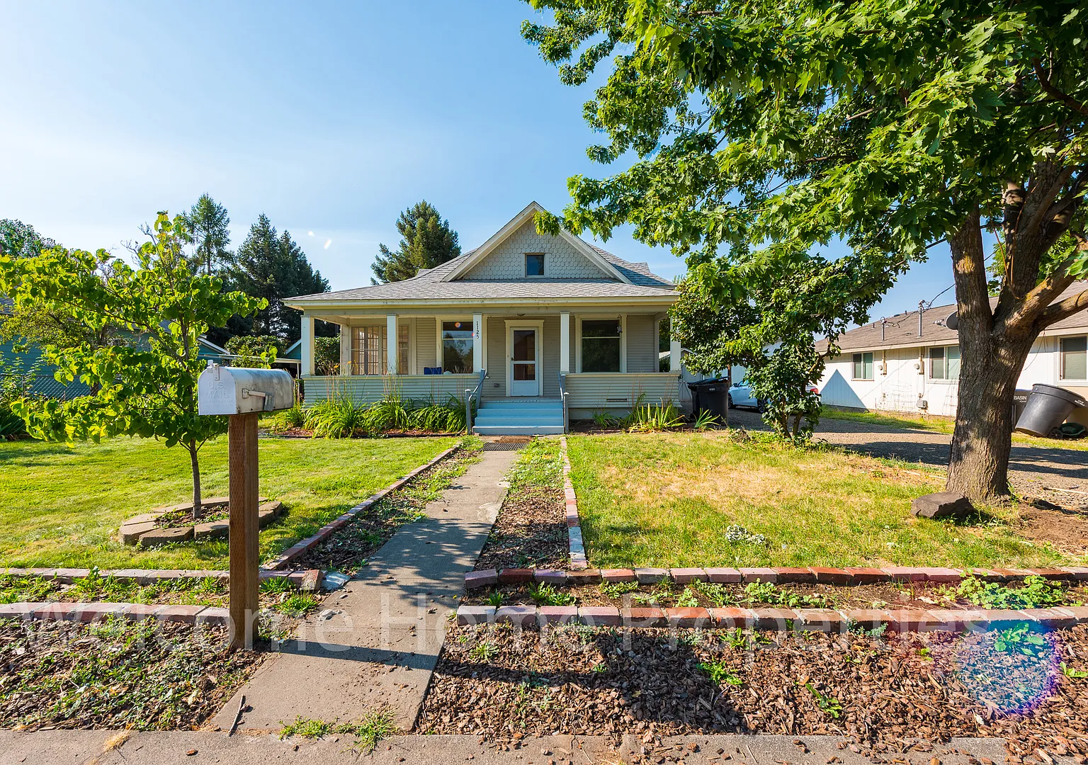 Classic 2 Bedroom Home with Tall Ceilings — Photo 3