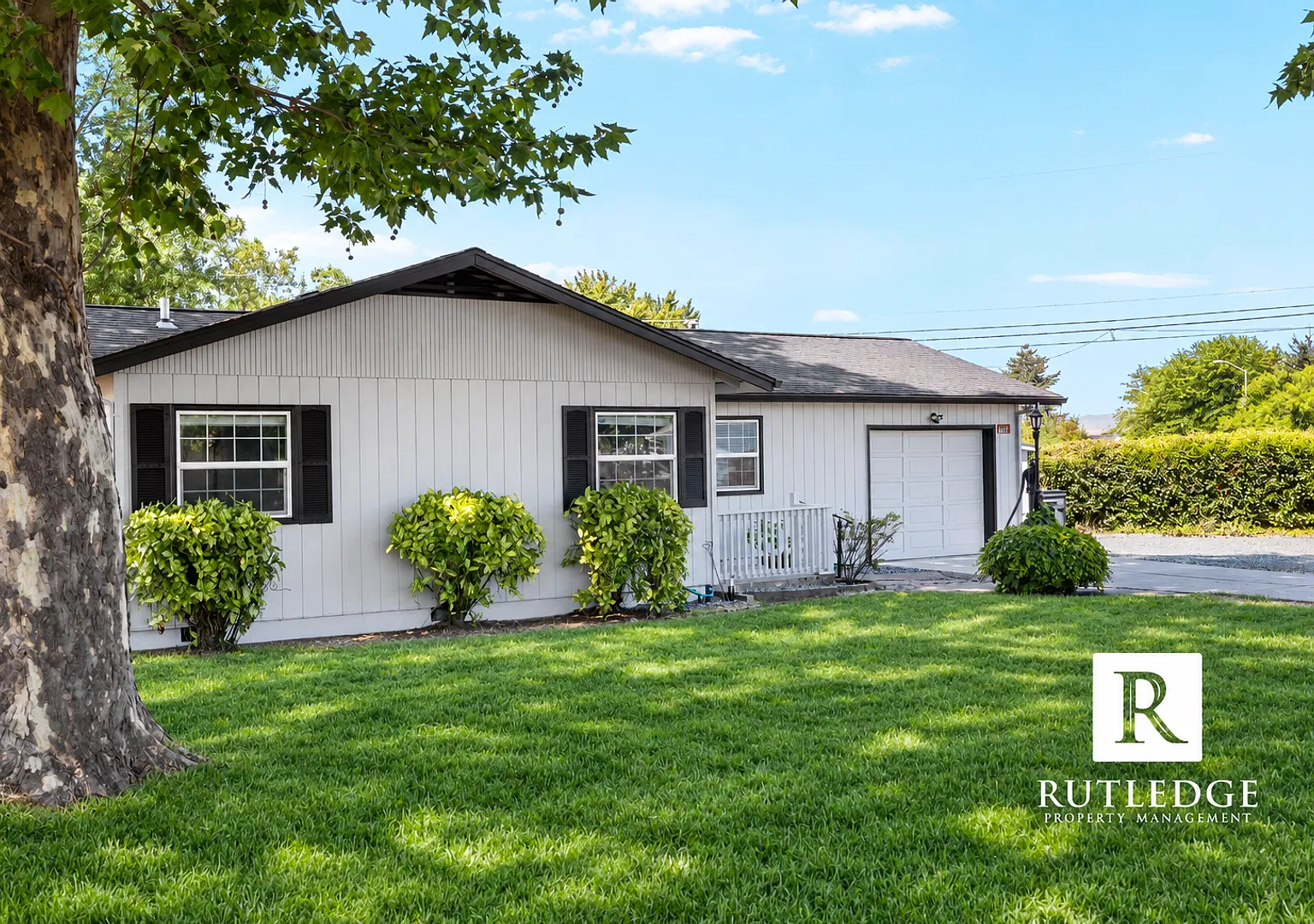 Spacious Corner Lot 3 Bed / 1 Bath Home in White City! — Photo 2