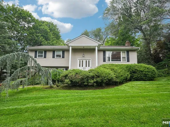 839 Carter Ln, Paramus, NJ 07652