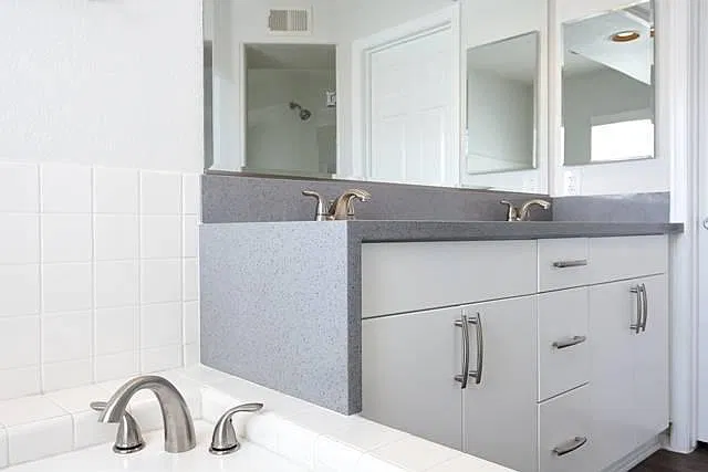 3 bed, 3.5 bath, 1910 sqft, $4,795 — Photo 4