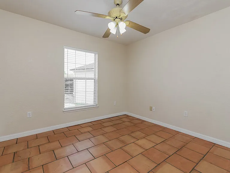1001 Gary Dr — Photo 13