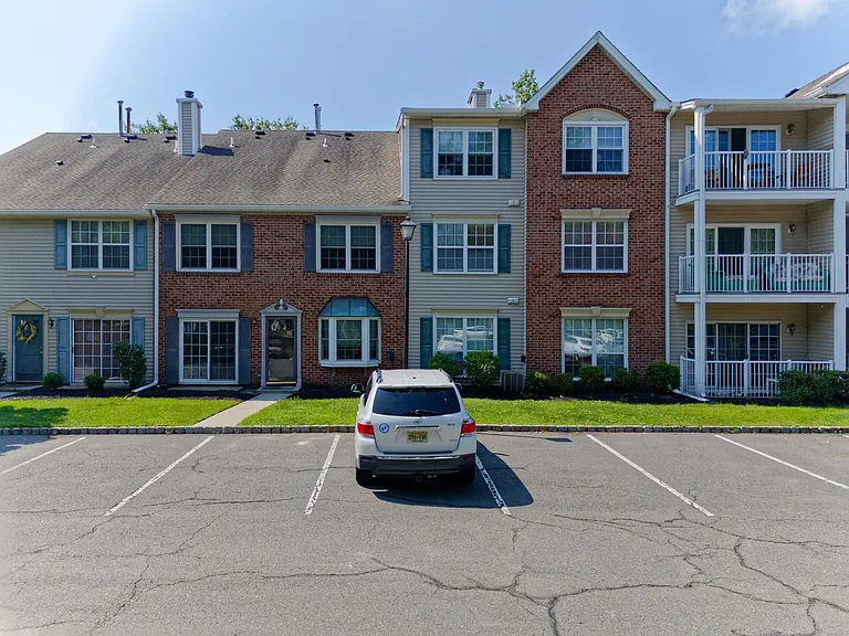 96 Versailles Ct — Photo 31