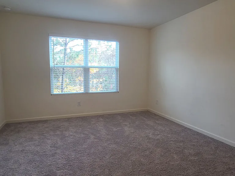 1516 Vernon Blvd — Photo 9