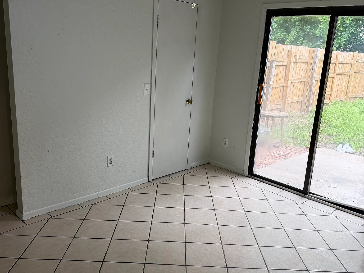 3 bed, 1050 sqft, $1,100 — Photo 4