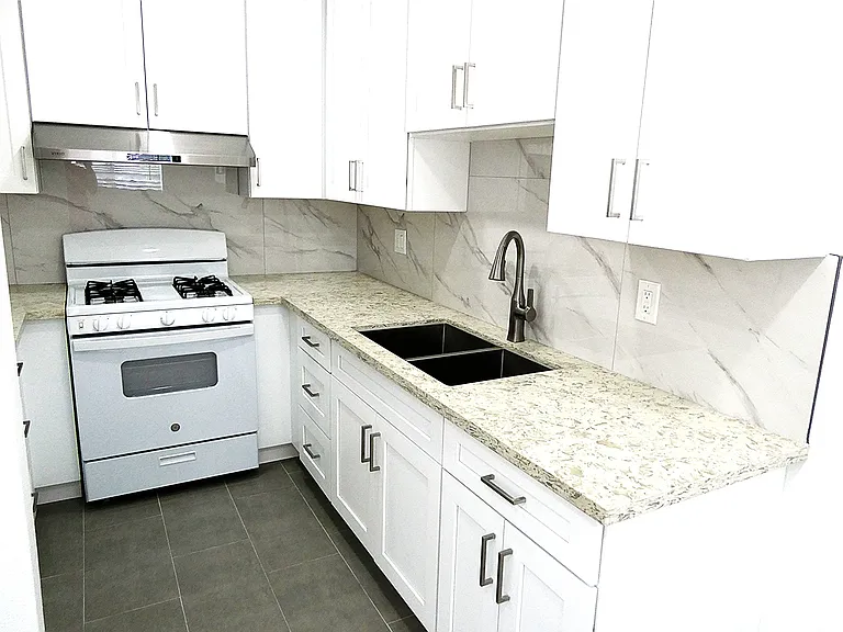 669 N Grand Ave #4 — Photo 4