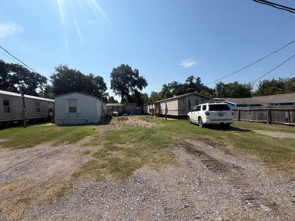 601 Clear Lake Rd, Highlands, TX