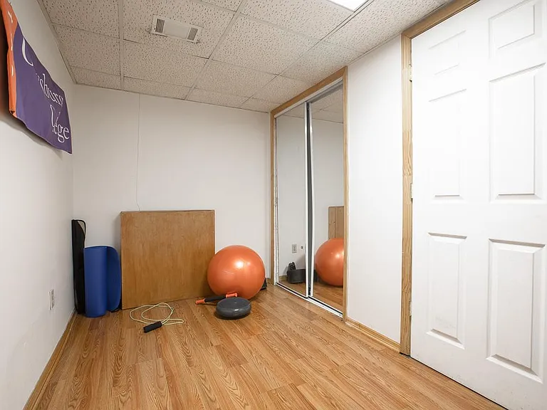 413 E Carson St — Photo 10