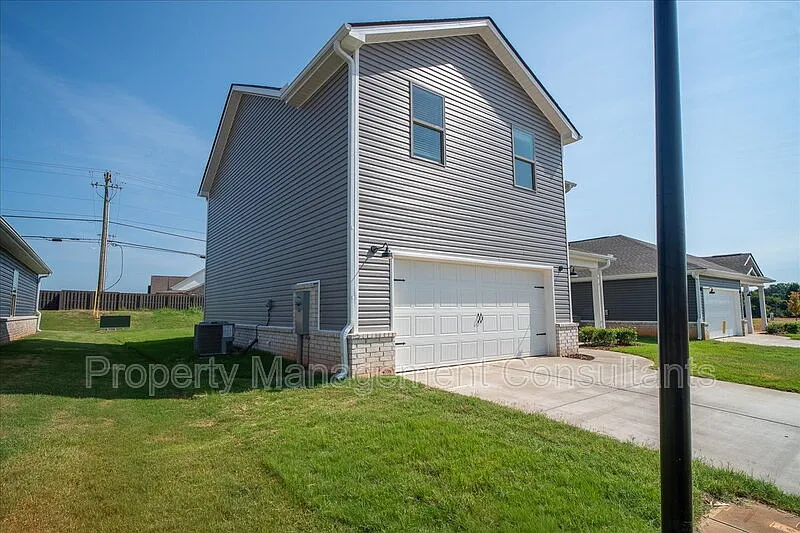 4 bed, 2.5 bath, 1753 sqft, $1,900 — Photo 3
