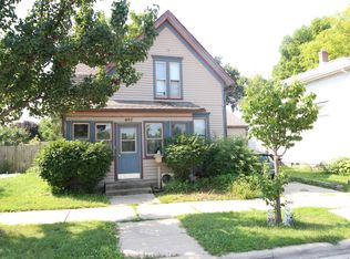 461 Division St, Elgin, IL 60120