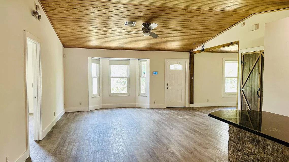 3 bed, 2.0 bath, $4,200 — Photo 4