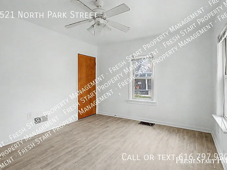 1521 N Park St — Photo 14