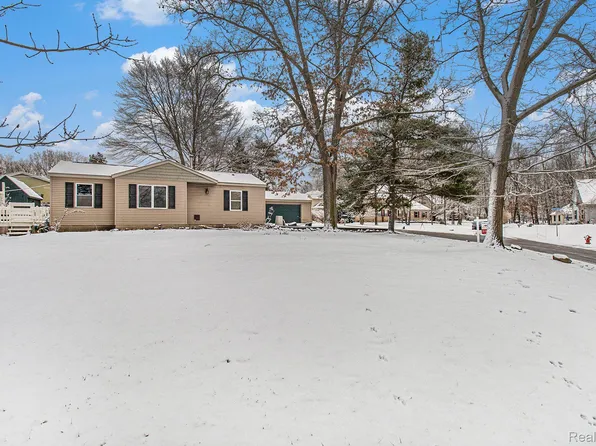 2151 Pleasant Rdg, Howell, MI 48843