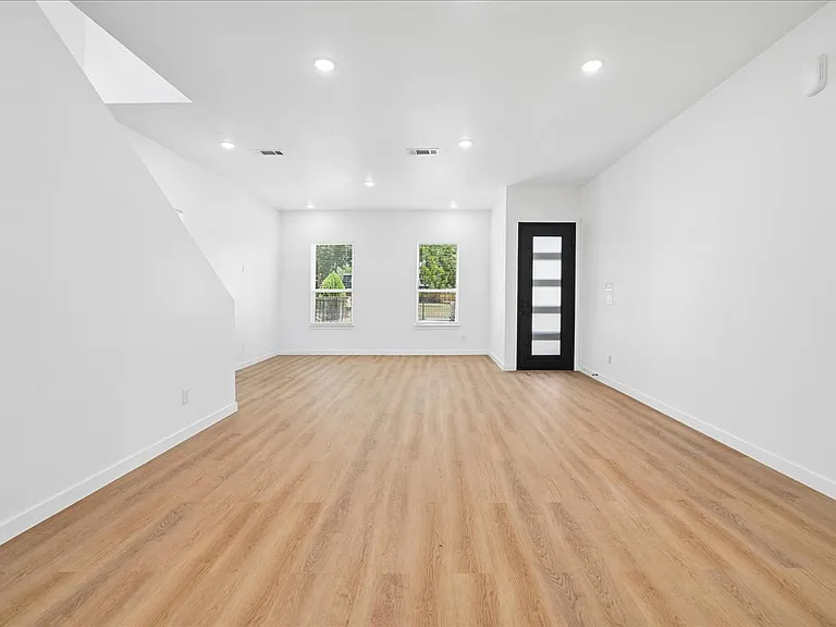 8924 Dunlap Dr — Photo 8