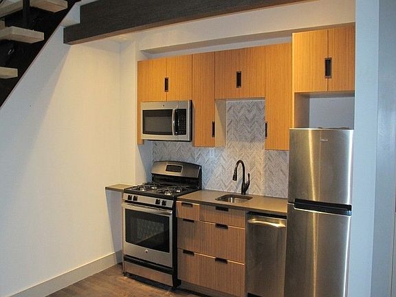 3rd image of 586 Grand St #5L