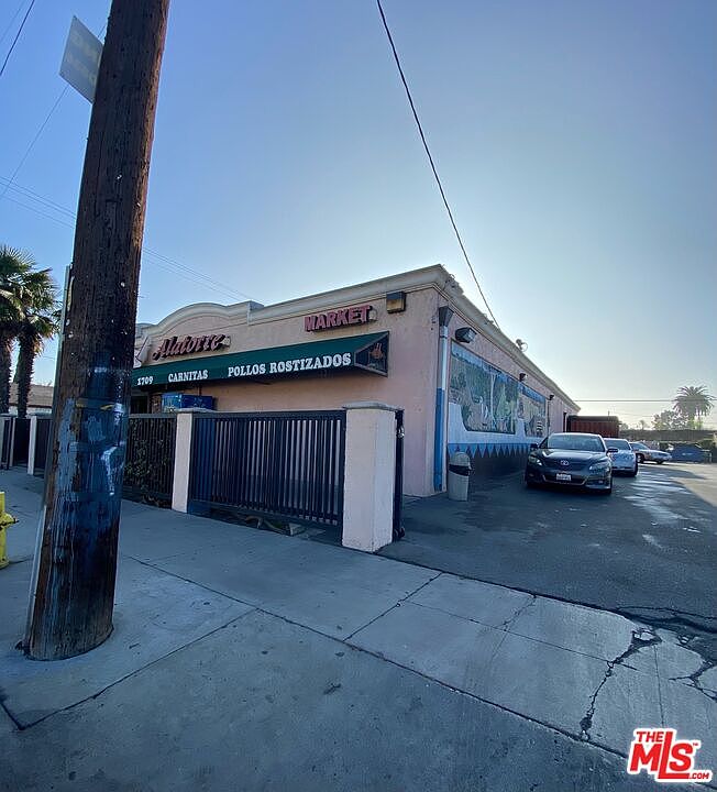 2nd image of 1709 N Willowbrook Ave