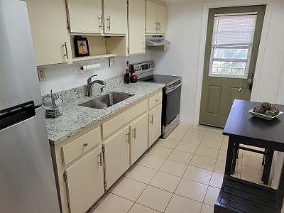 4th image of 614 NE 29th Dr APT 5