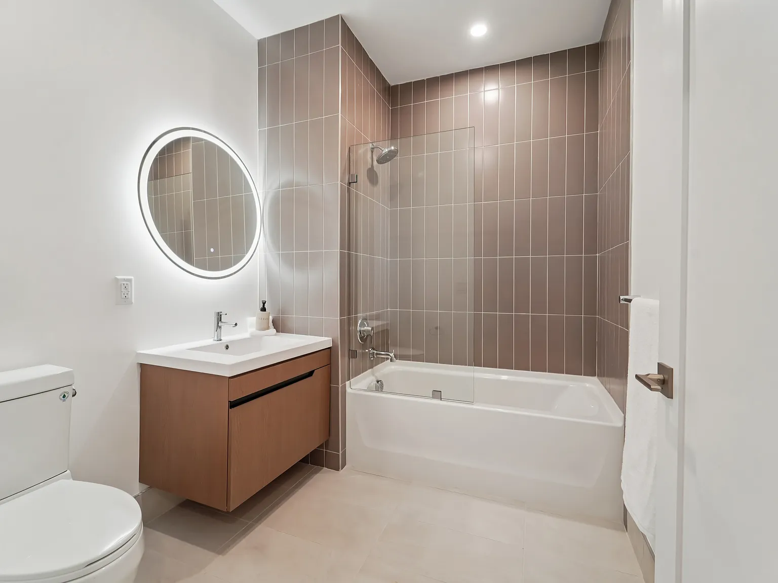 1 bed, 708 sqft, $2,413 — Photo 4