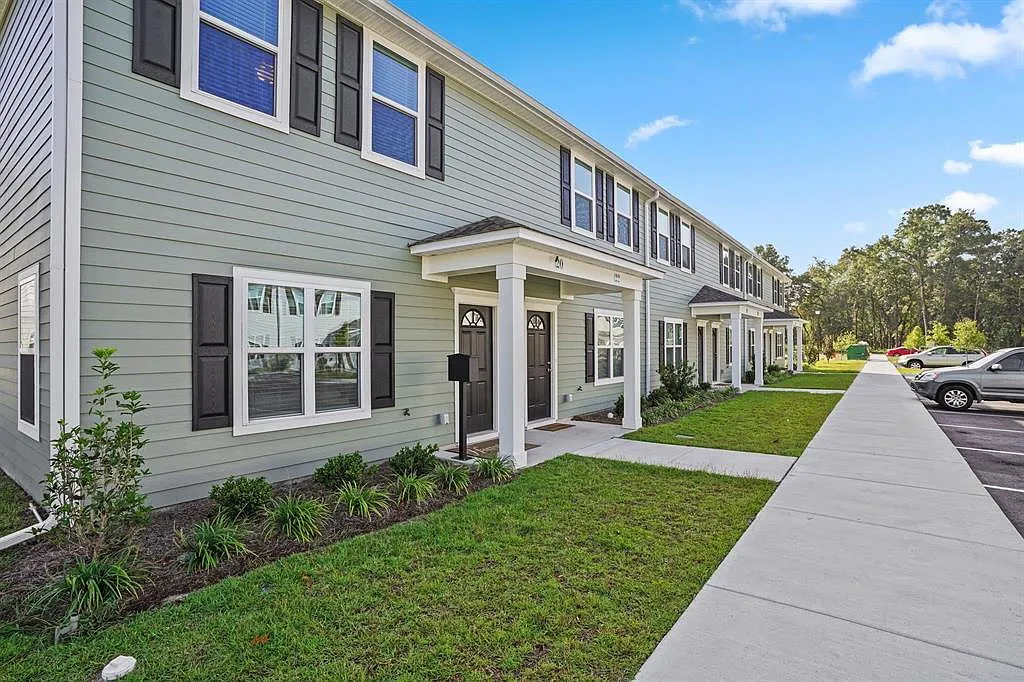 3 bed, 3.0 bath, 1280 sqft, $1,500 — Photo 2