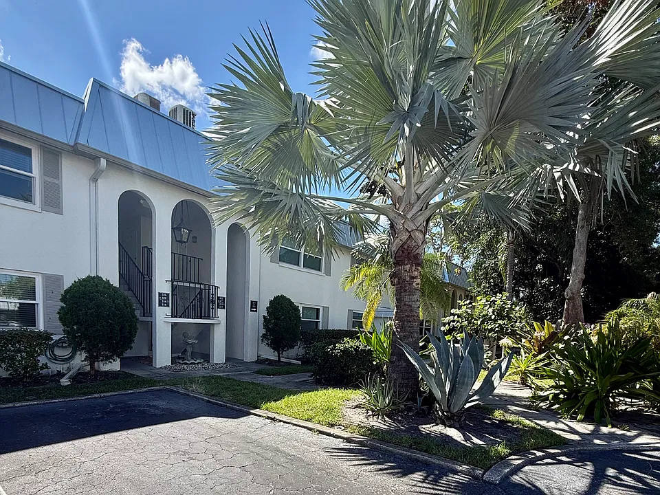5800 Hollywood Blvd #318