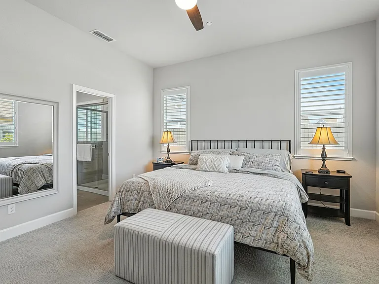 Master bedroom (King size bed)