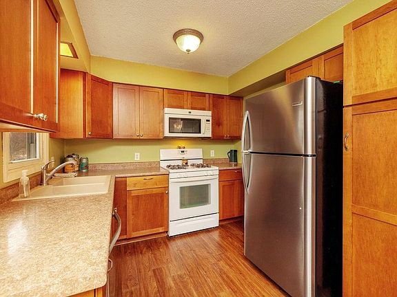 5th image of 212 Elm St