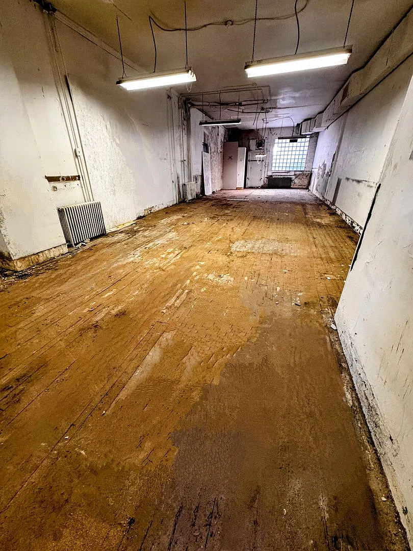 Spacious Commercial Space. Vaulted Ceiling Commercial *Raw* Space — Photo 1