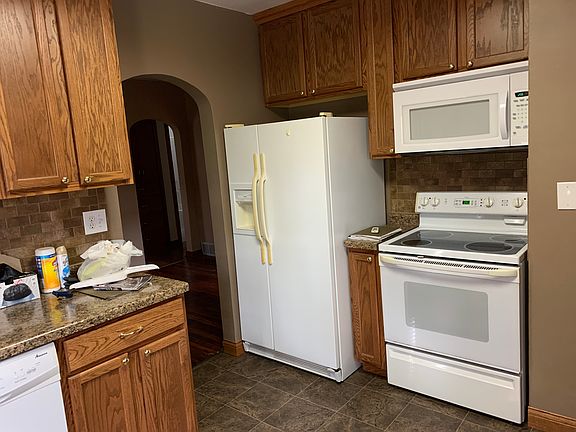 5th image of 415 Willow St S