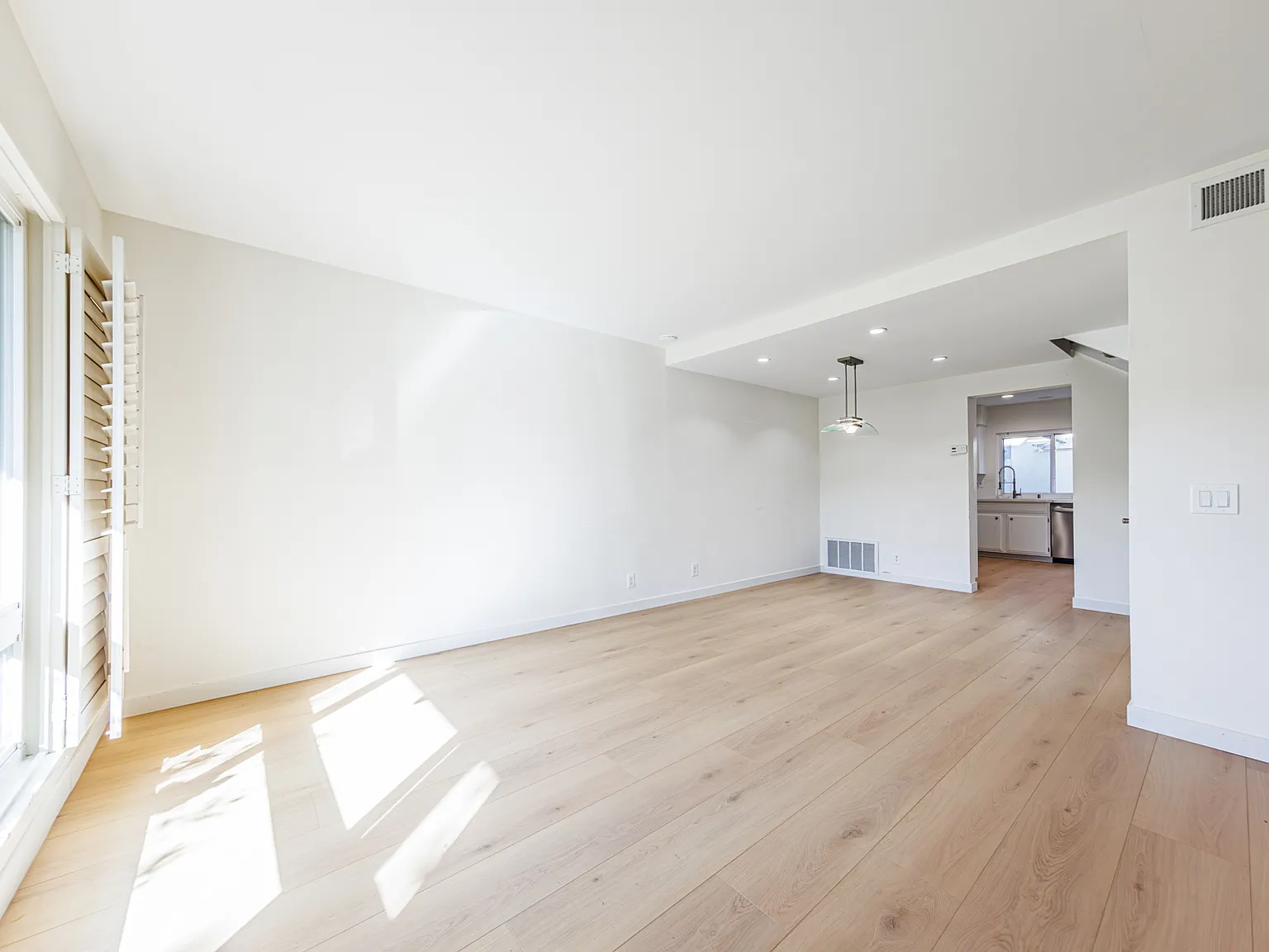 3 bed, 2.5 bath, 1587 sqft, $3,899 — Photo 4