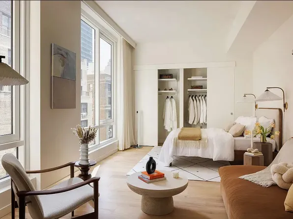 135 East 47th Street image 1 of 12