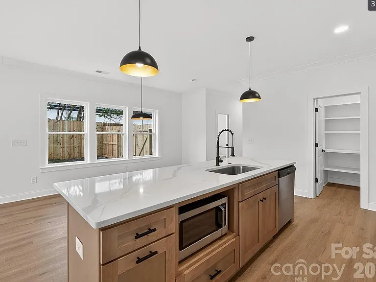 212 Lander St — Photo 2