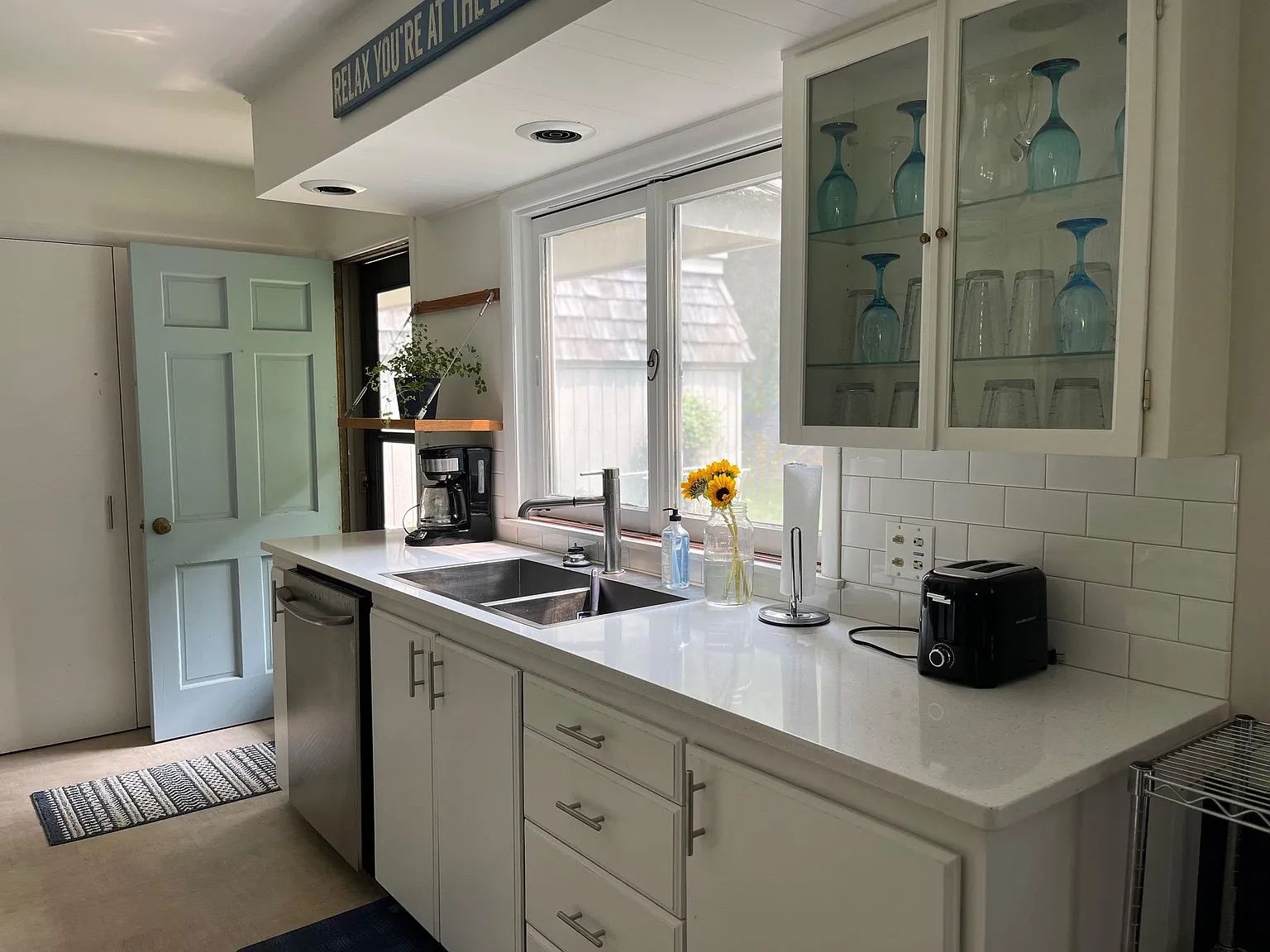 715 Harbor Dr — Photo 3