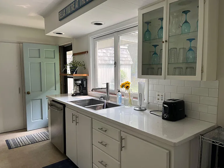715 Harbor Dr — Photo 3