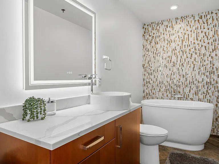 1555 California St #605 — Photo 9
