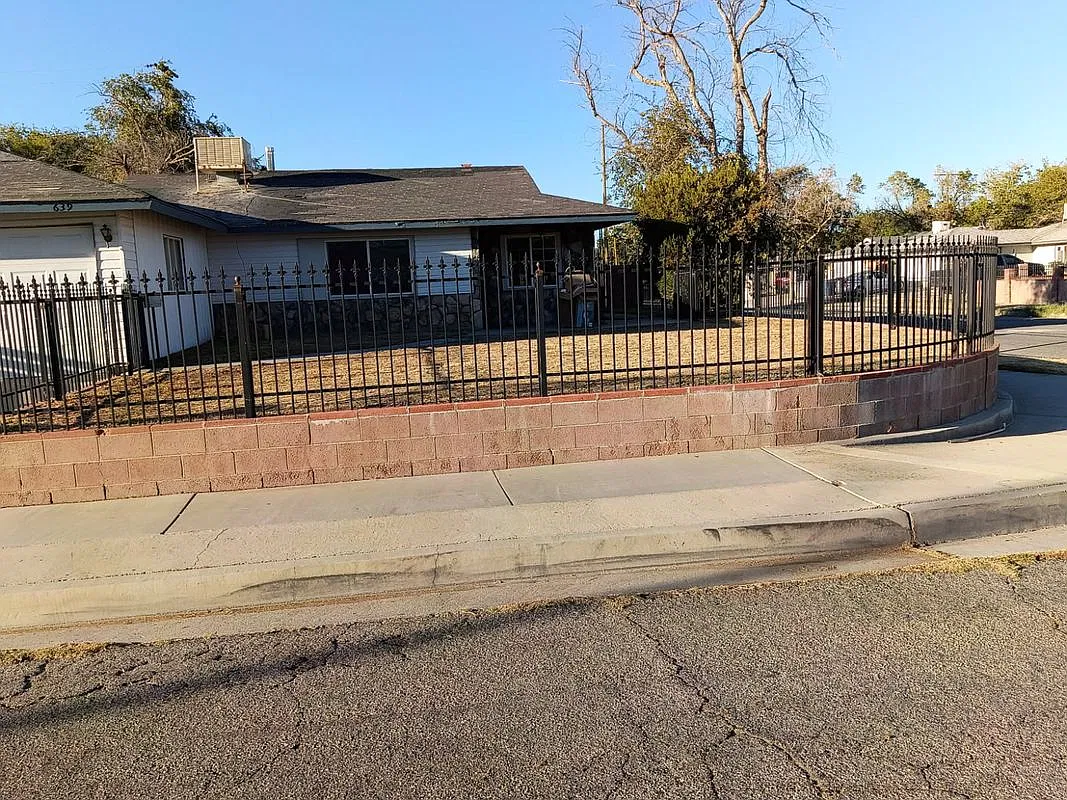 3 bed, 2.0 bath, 1044 sqft, $2,300 — Photo 2