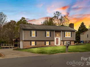 1757 Castlewood Ct, Hickory, NC 28602