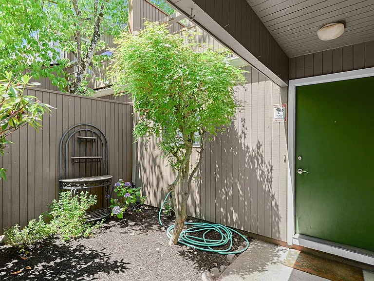 17570 NW Shorewood Dr — Photo 2