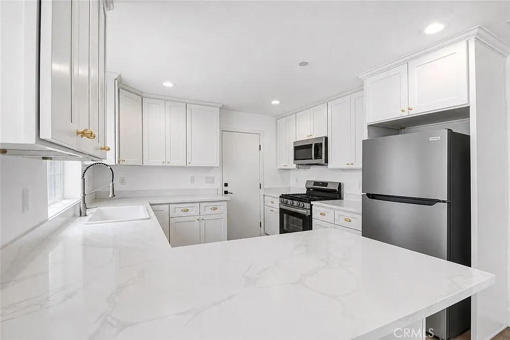 3 bed, 2.5 bath, 1377 sqft, $3,100 — Photo 2
