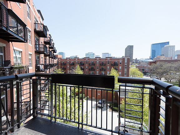 4th image of 1935 S Archer Ave APT 420