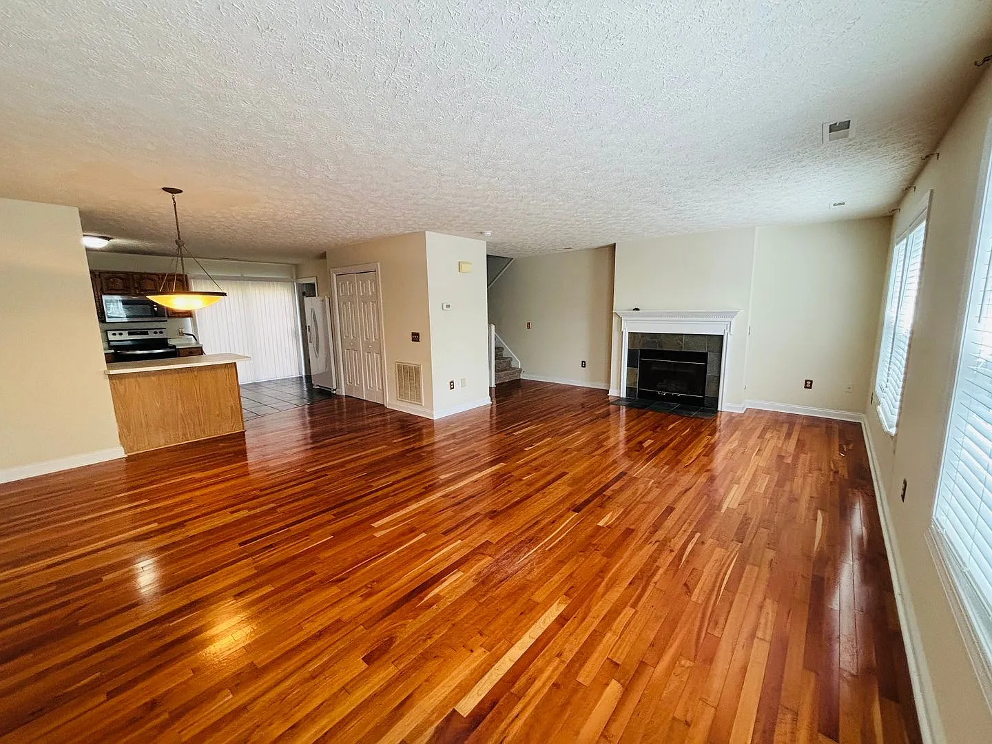 3 Bedroom 2.5 Half Bath Townhouse with 2 Car Garage — Photo 4