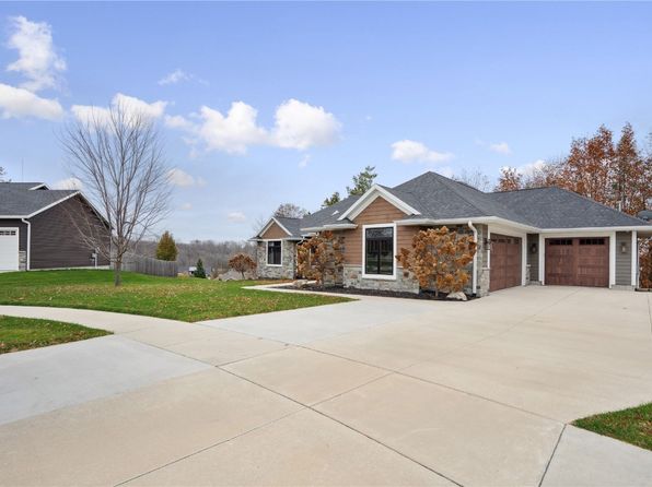 3037 Dell Ridge Ct, Hiawatha, IA 52233