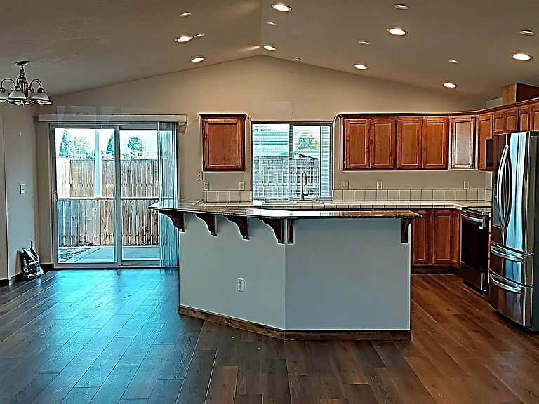 2102 Lara Ln — Photo 5