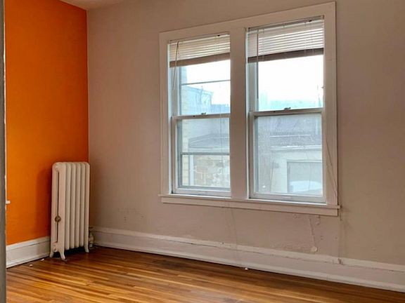 5th image of 2726 Girard Ave S #107