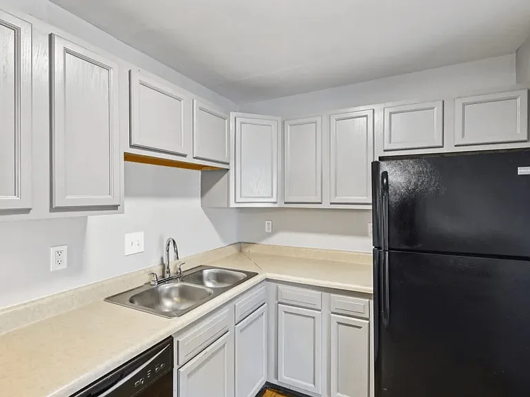 Brookwood Apartments — Photo 11