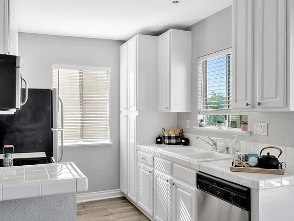 2nd image of 732 E Lexington Ave E #18